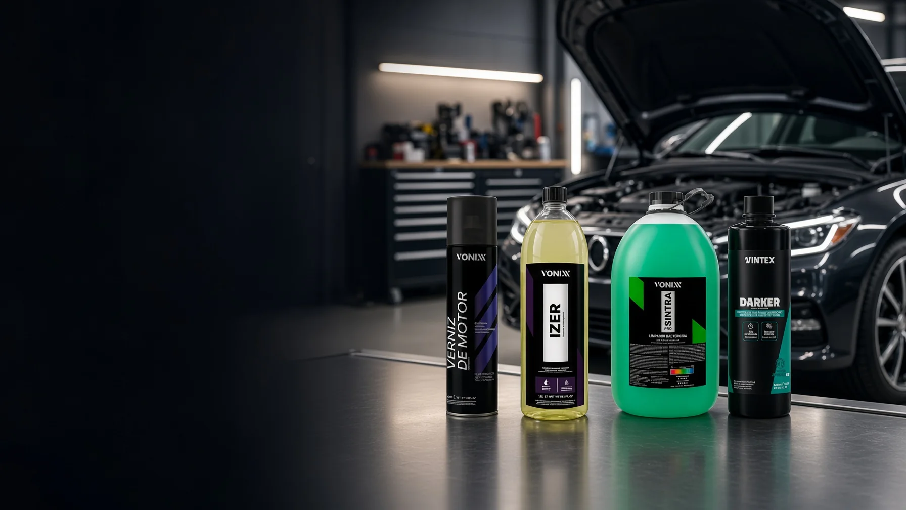 Verniz de Motor, Izer, Sintra Pro e Darker sobre a bancada de uma oficina, com o cofre de um motor ao fundo